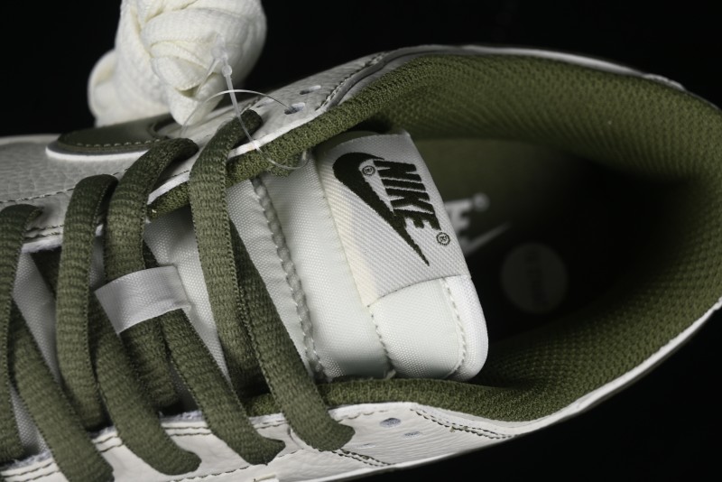 Nike SB Dunk Low x Undefeated Collaboration Casual Skate Shoes - UN1697-633