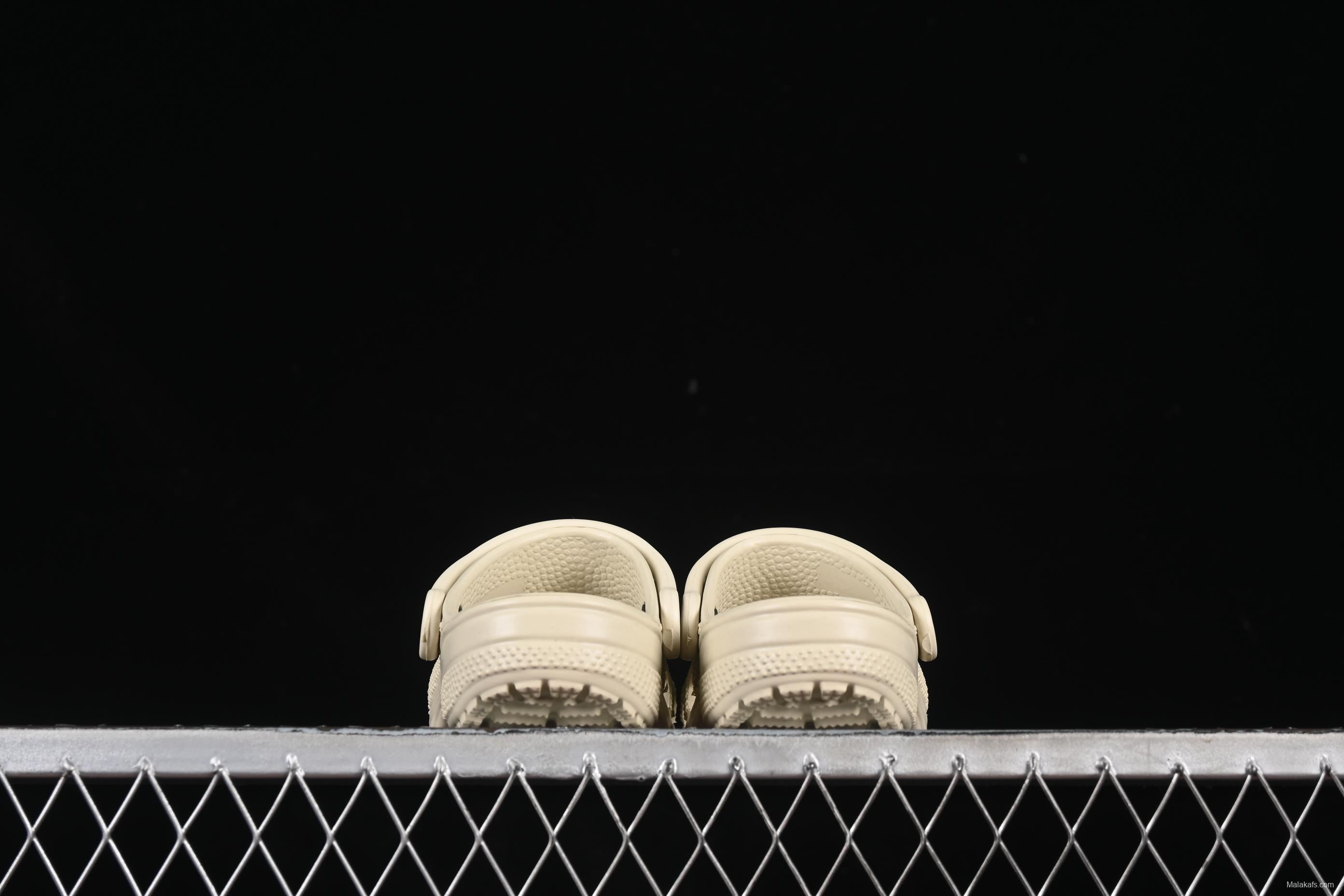 Crocs Classic Clog Kids Lightweight Slip-Resistant Comfortable Sandals - B.D4