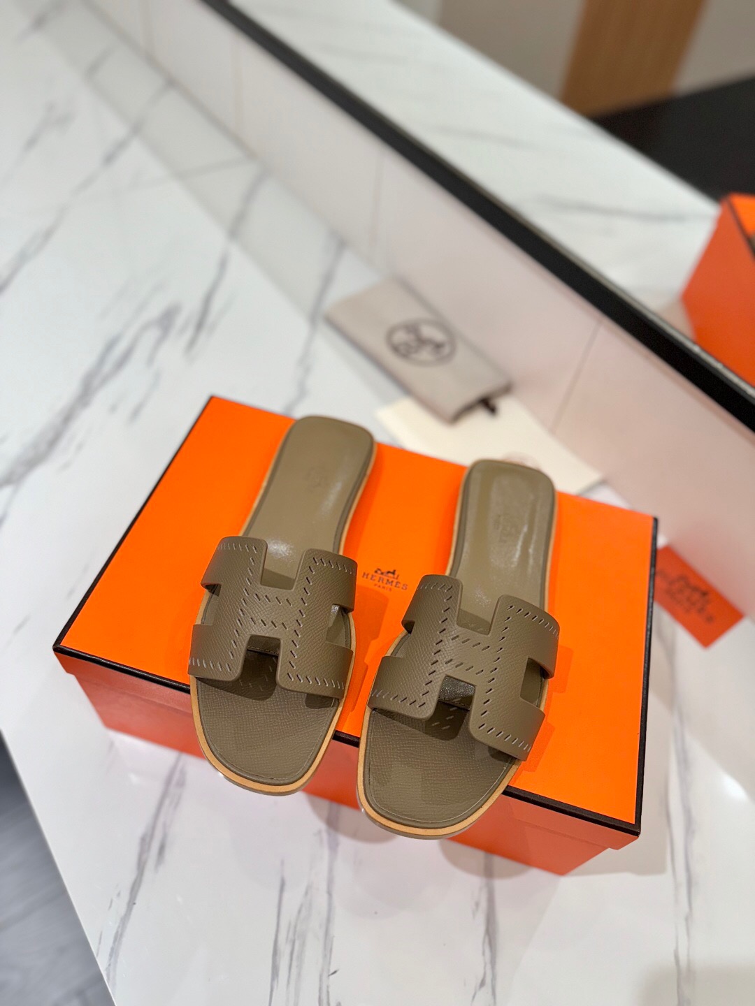 2025 Women Hermès Khaki Leather Slippers