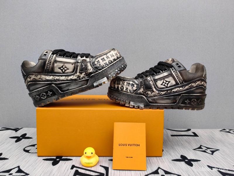 2025 Unisex Louis Vuitton Black White Leather Trainers KFY00510