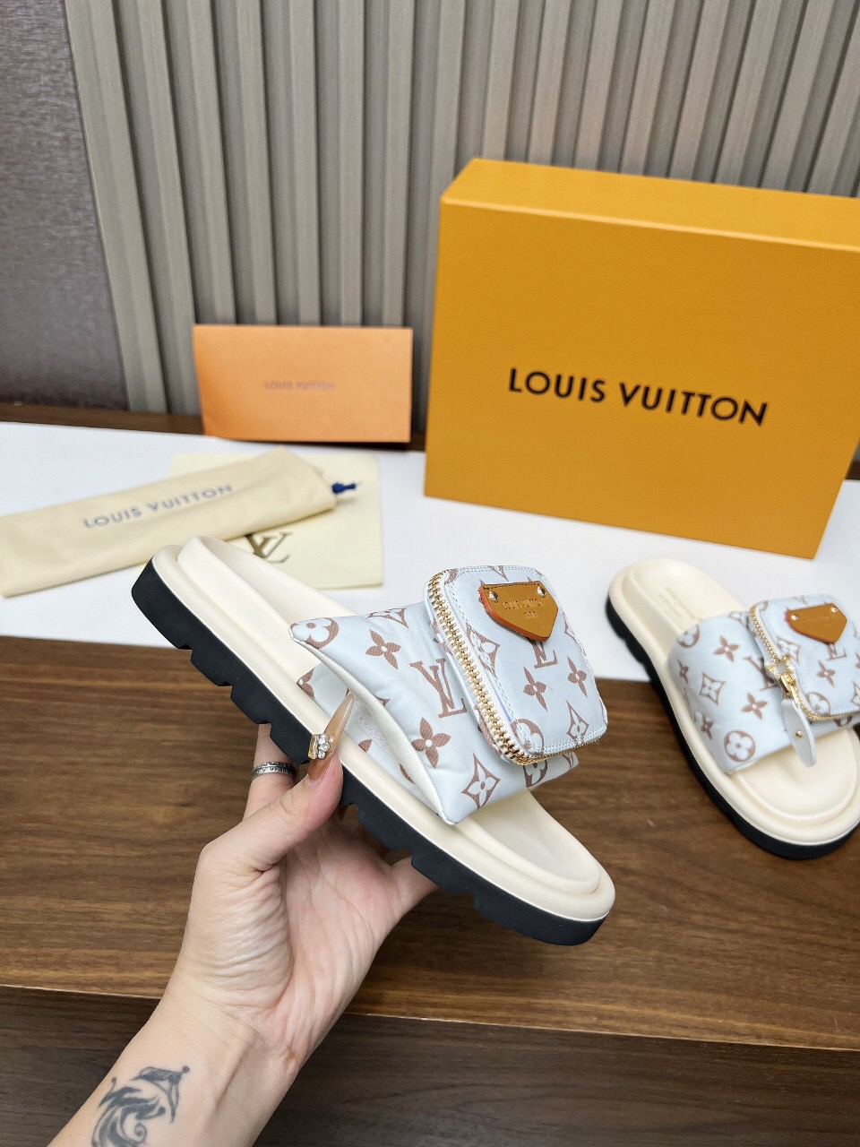 2025 Women Louis Vuitton White Brown Canvas Slippers KFY00230