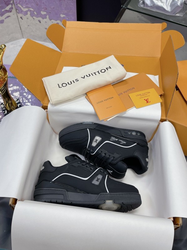 Louis Vuitton LV Trainer Maxi Sneakers with Multi-Color LED Charging Cable - AS00660