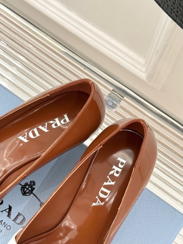 PRADA 2025 SS Catwalk Pointed Toe Kitten Heel Pumps - KFY00310