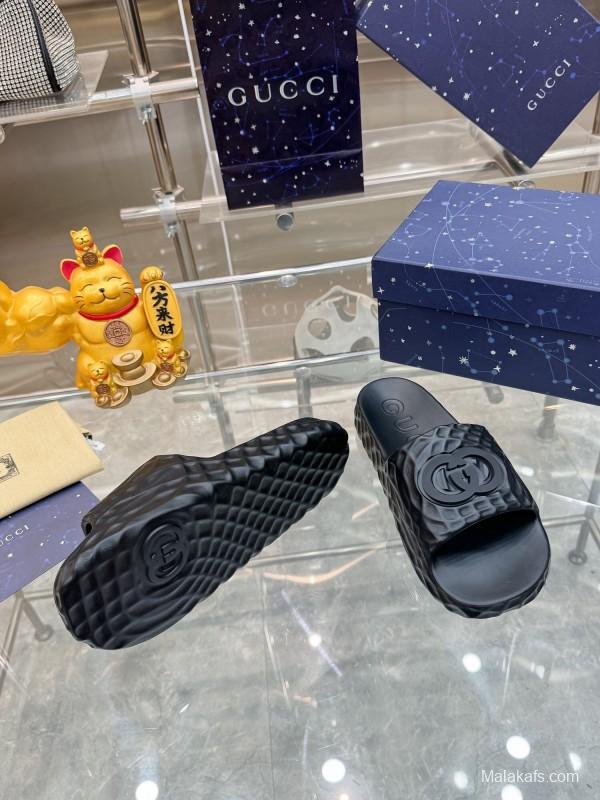 Gucci Lido Interlocking G Men's Sandals with Textured Rubber Sole - AS00170