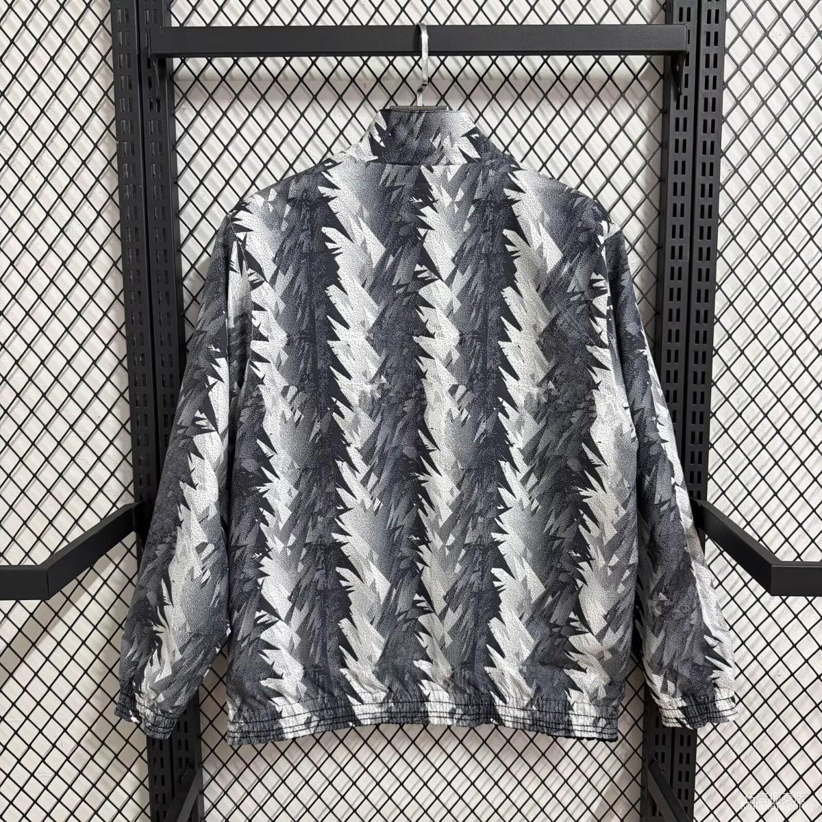 25/26 Juventus Grey with White Zigzag Pattern Full Zipper Windbreaker